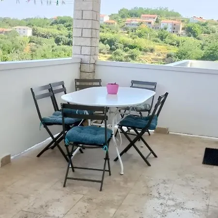 Mira لوبار